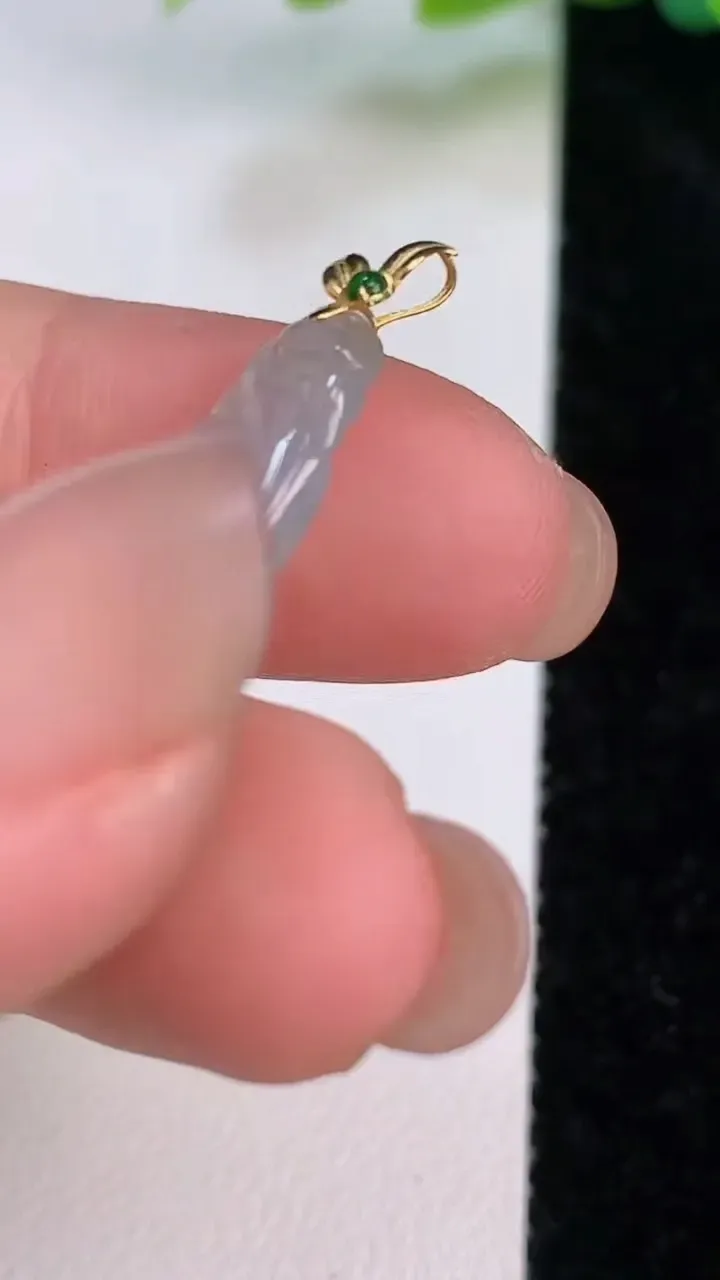 天然A货翡翠种如意吊坠，尺寸26.2-13-3.6，重量:2.46g
7月18日
