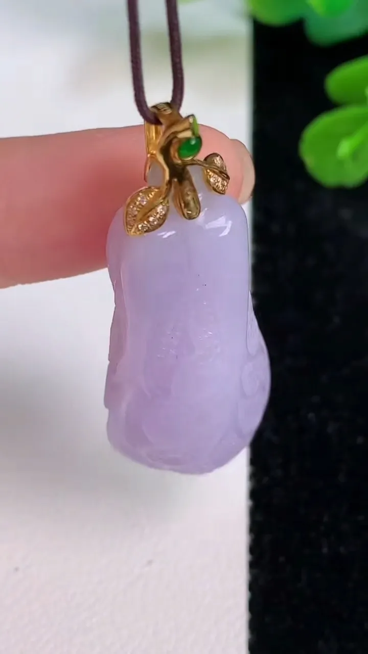 天然A货翡翠18k金紫罗兰白菜吊坠，尺寸38-17.2-12.5，重量:12.21g
7月18日
