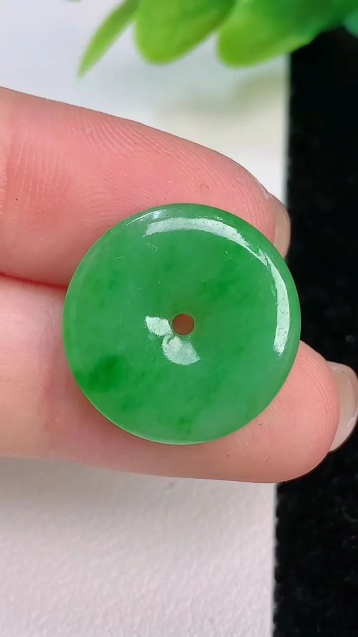 天然A货翡翠平安扣吊坠，尺寸19-2.6，重量:2.05g
7月19日