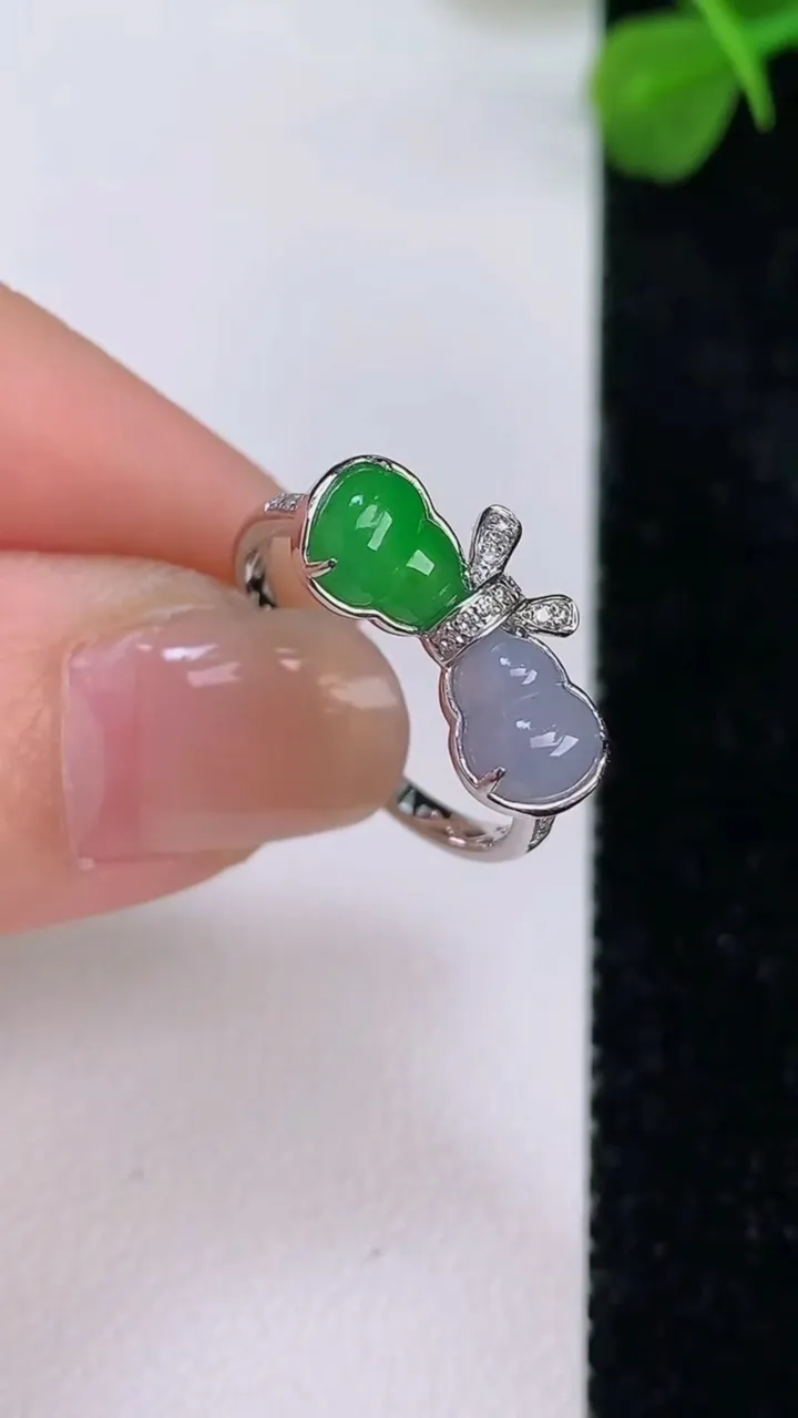 天然A货翡翠18k金双彩葫芦戒指，尺寸18-5.6-7，重量:2.63g2025年7月18日
工厂直销收藏佳品,种好水足，色泽均匀，有种有色，上手高大气！