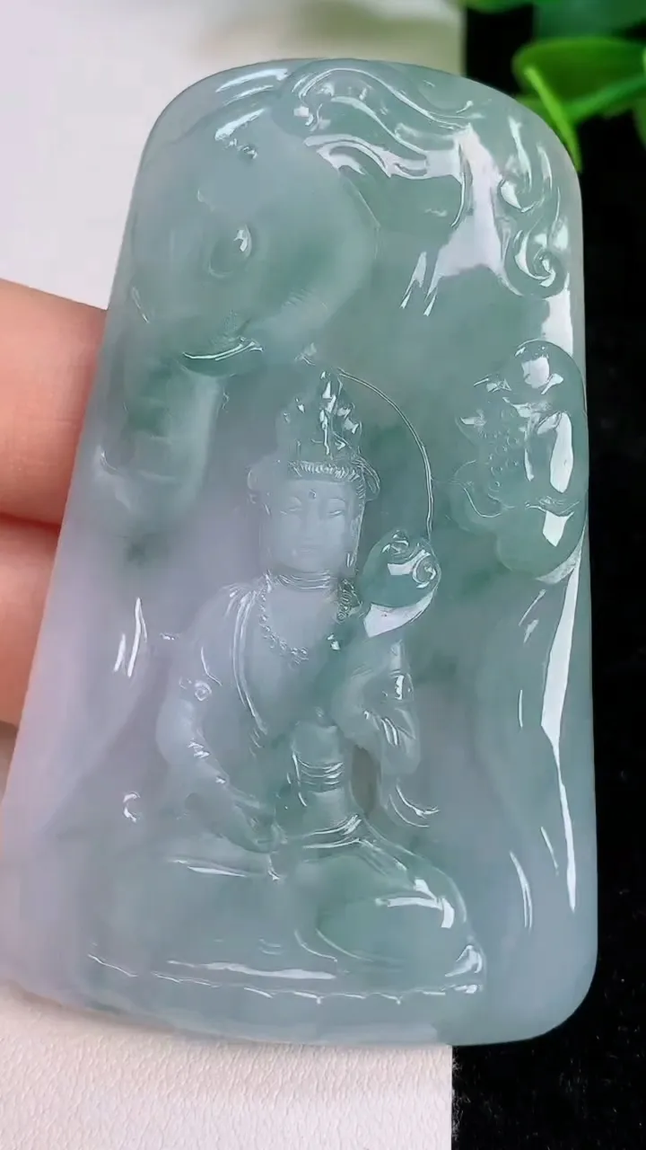 天然A货翡翠飘花普贤菩萨吊坠，尺寸68-42.4-5.7，重量:36.37g
7月18日