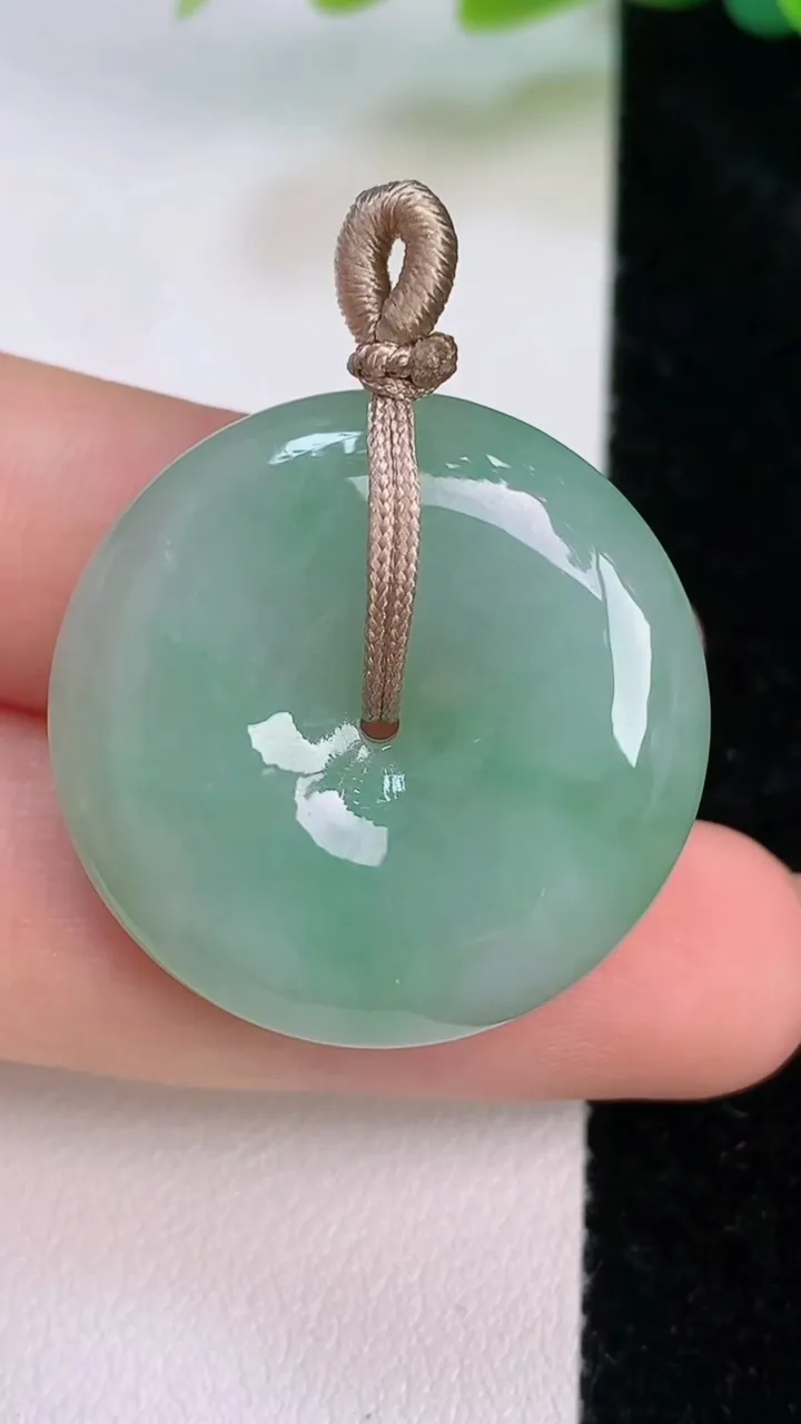 天然A货翡翠平安扣吊坠，尺寸28-7.2，重量:11.70g
7月18日