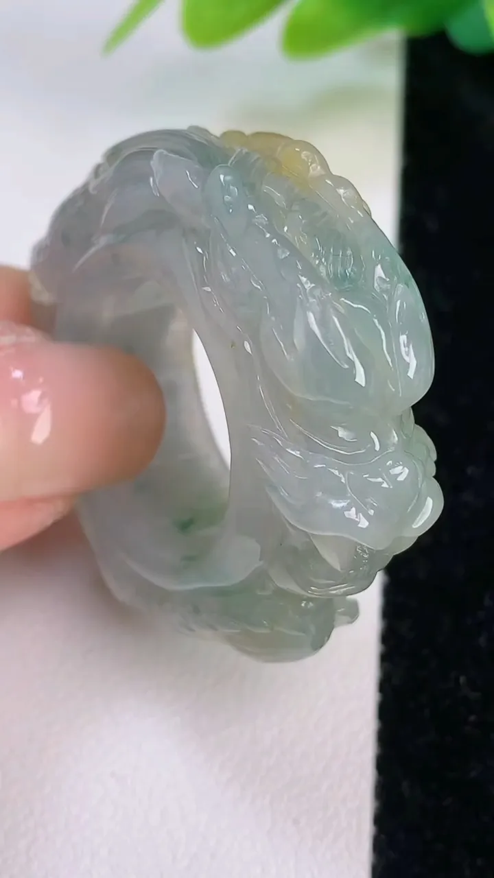天然A货翡翠双彩祥龙指环扳指，尺寸21.3-12.8-9，重:23.96g2025年7月18日
工厂