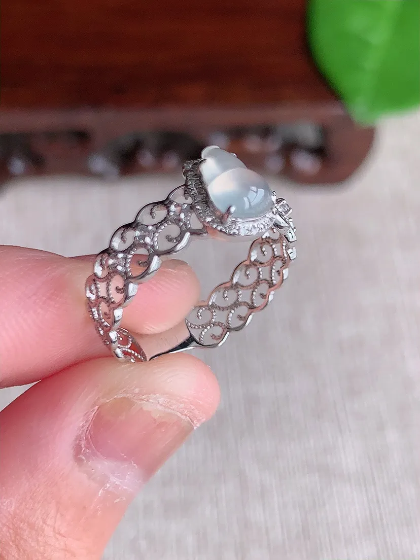 天然A货翡翠18K金镶嵌白月光葫芦戒指 圈口16.8裸石尺寸6.7×5mm 重量1.48g 0717