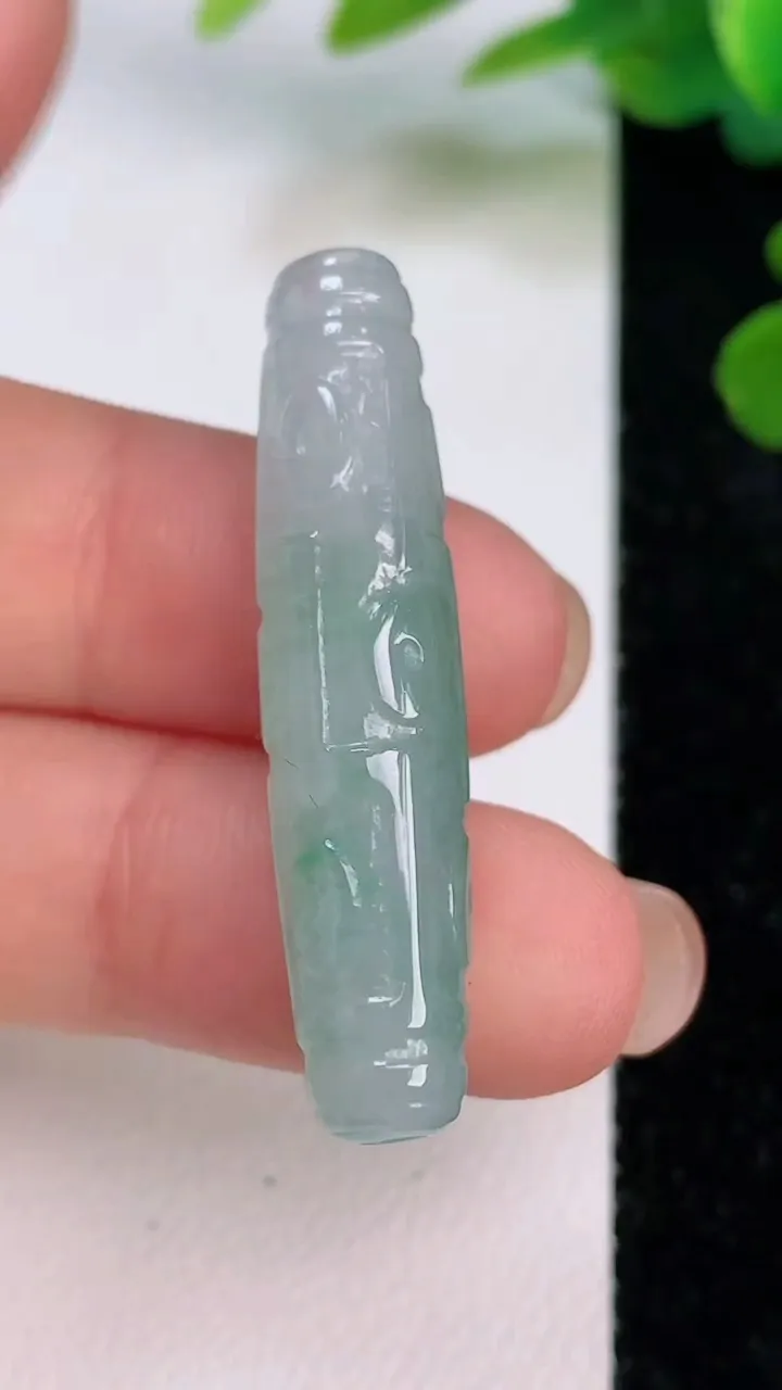 天然A货翡翠降魔杵吊坠，尺寸39.3-8.4，重量:5.71g
7月18日