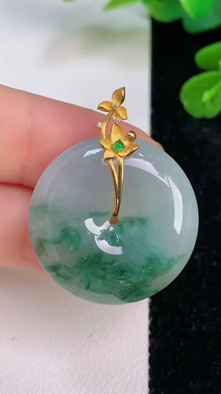 天然A货翡翠18k金飘花平安扣吊坠，尺寸26.5-6.4，重量:9.58g
7月18日