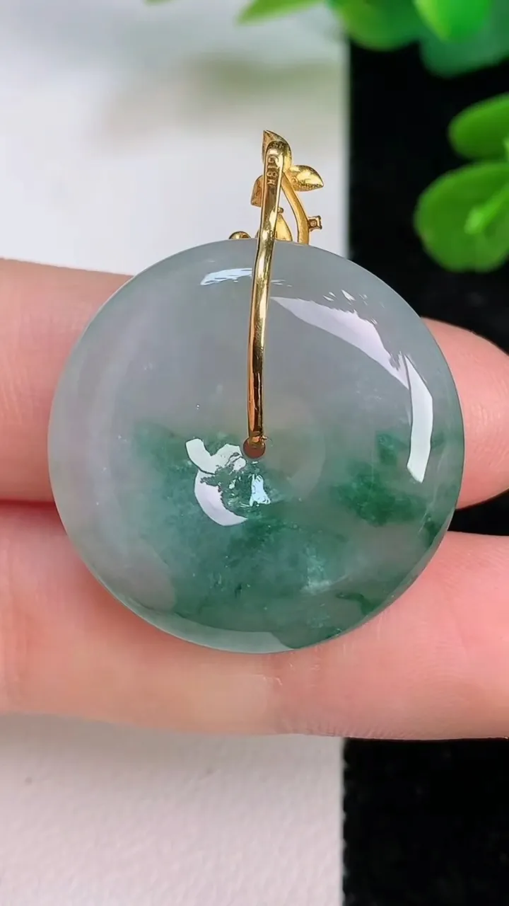 天然A货翡翠18k金飘花平安扣吊坠，尺寸26.5-6.4，重量:9.58g
7月18日