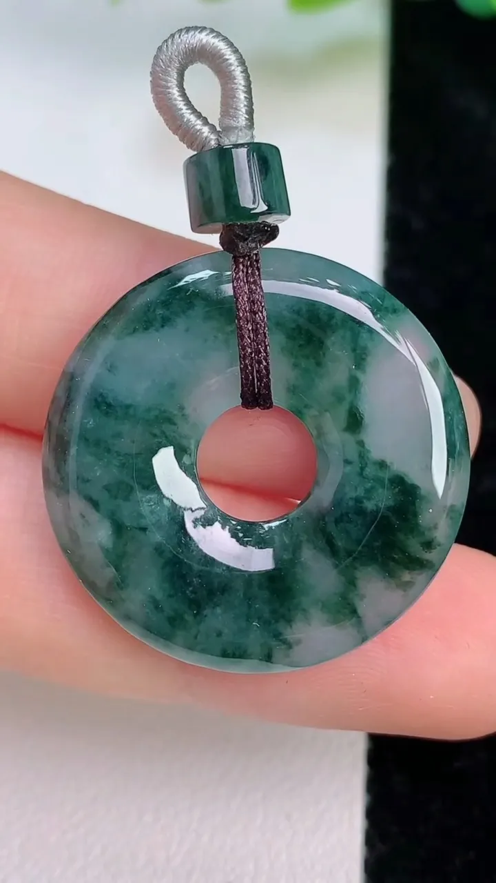 天然A货翡翠飘花平安环吊坠，尺寸26.8-4，重量:6.30g
7月18日