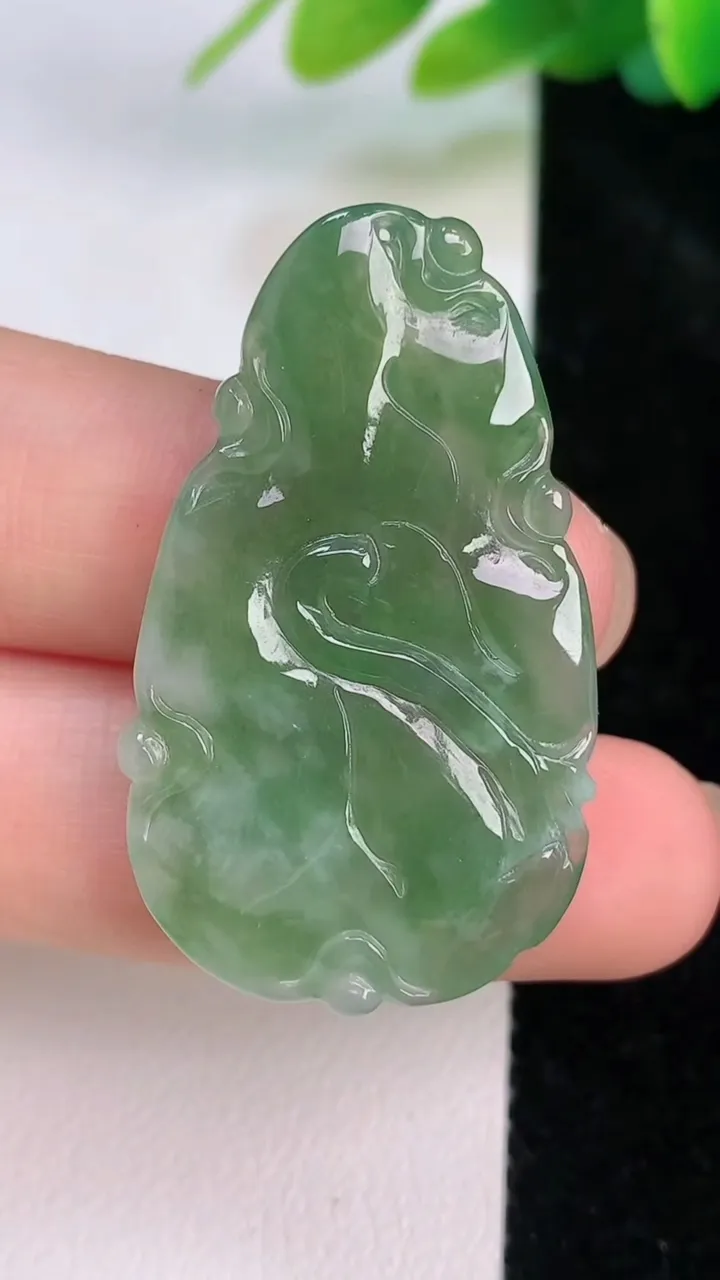 天然A货翡翠荷叶鱼吊坠，尺寸39-23.3-3.8，重量:7.21g
7月18日