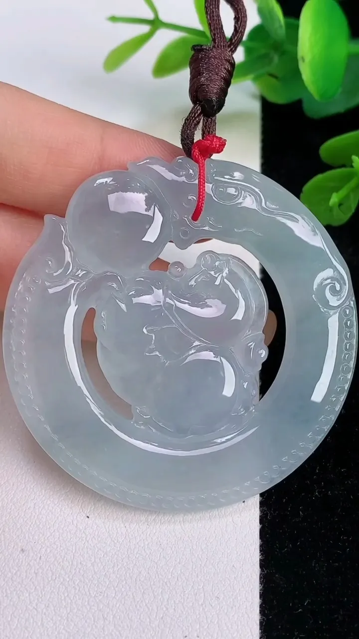 天然A货翡翠飘花生肖马吊坠，尺寸51.4-50.3-5.7，重量:28.04g
7月18日