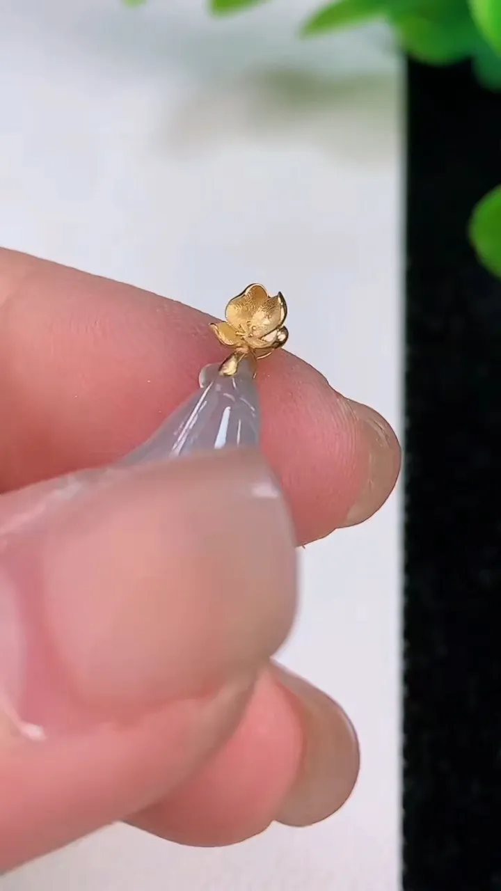 天然A货翡翠金枝玉叶 叶子吊坠，尺寸22.3-13.2-4，重量:2.00g
7月18日