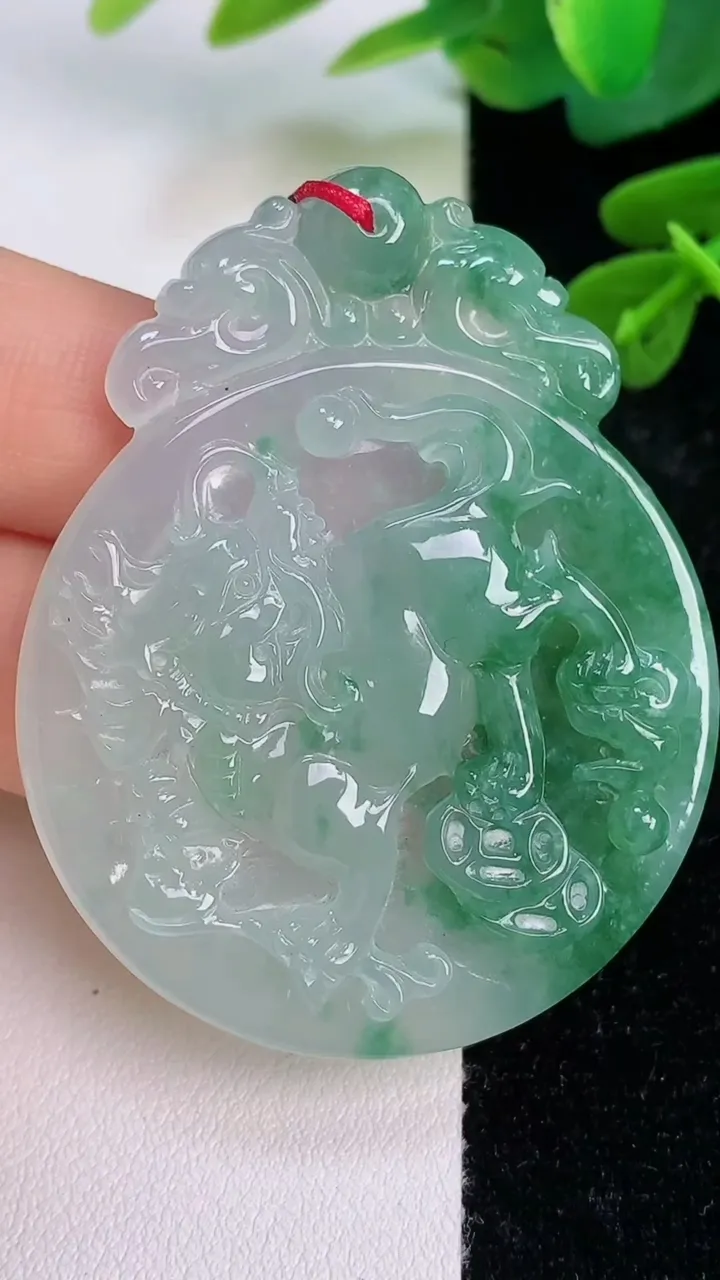 天然A货翡翠麒麟吊坠，尺寸52-42-5.3，重量:21.07g
7月18日