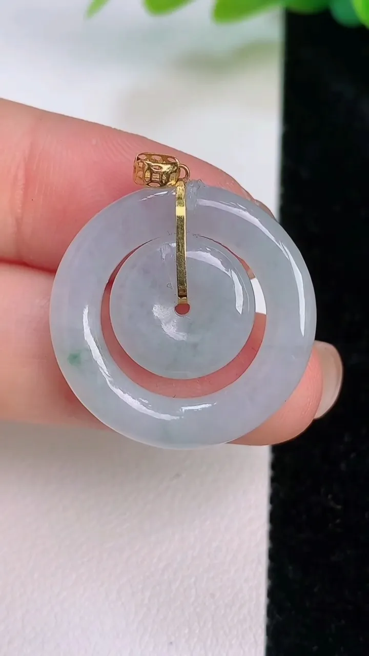 天然A货翡翠18k金飘花母子平安扣吊坠，尺寸24.2-3.6，重量:4.28g
7月18日
