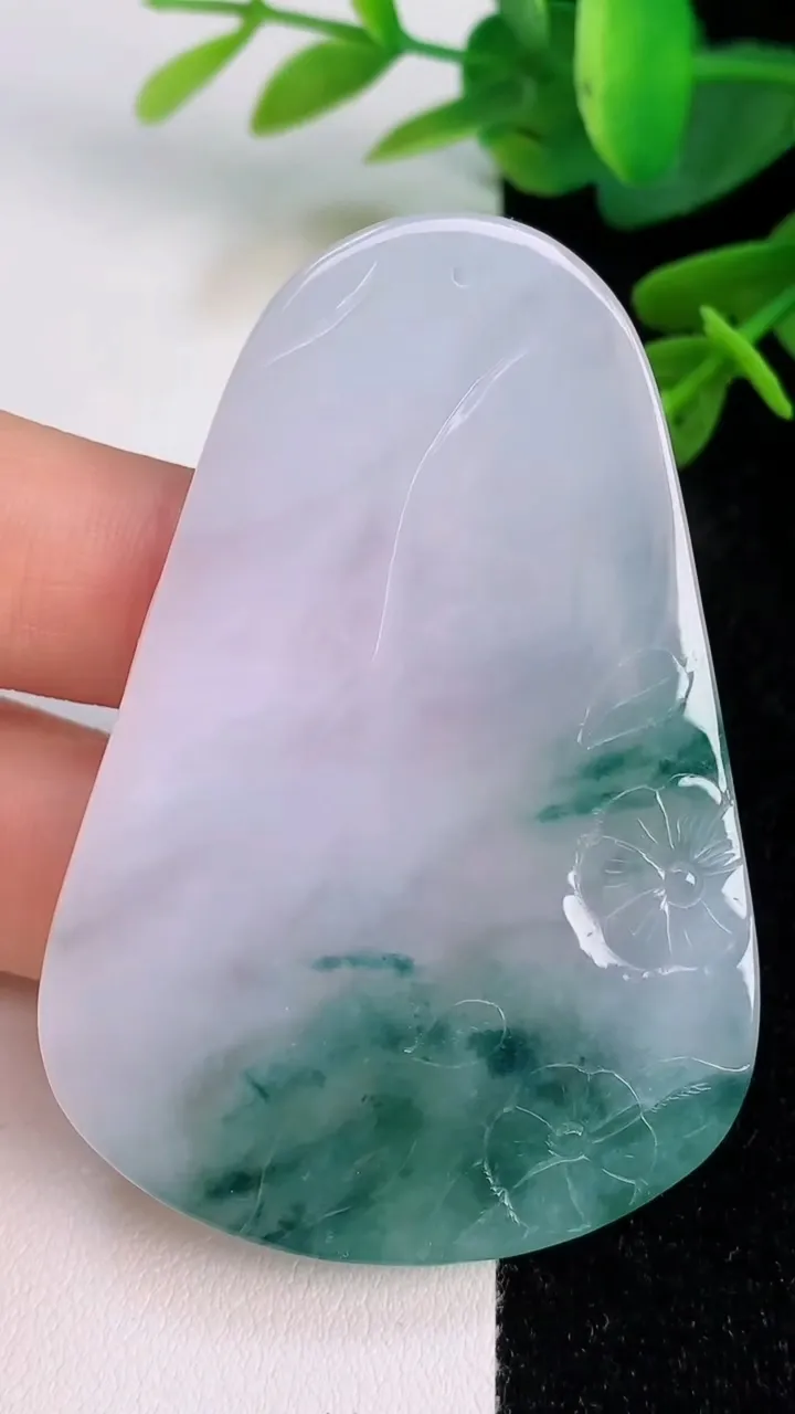 天然A货翡翠飘花普贤菩萨吊坠，尺寸61-42.4-5.7，重量:28.93g
7月18日