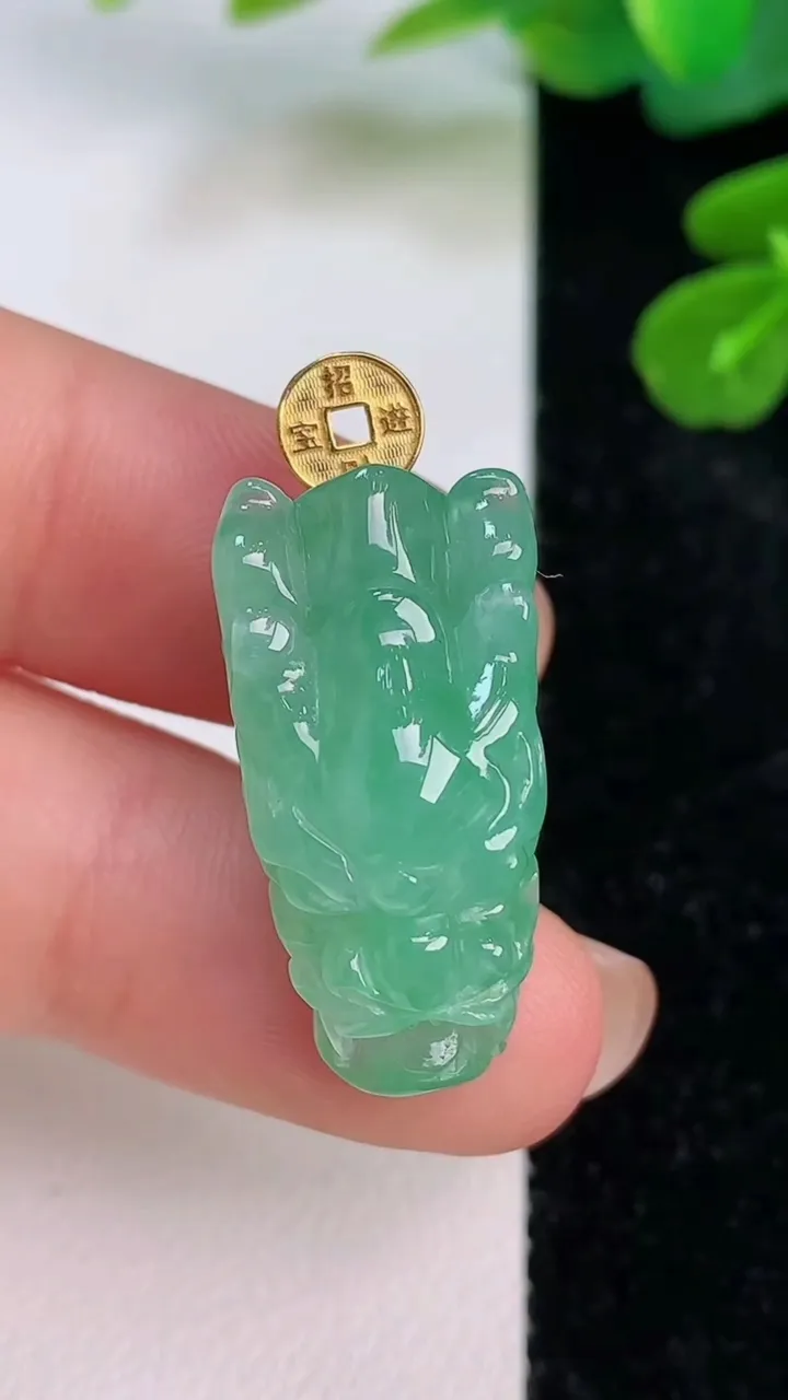天然A货翡翠龙牌吊坠，尺寸26.5-11.3-13，重量:7.74g
7月18日