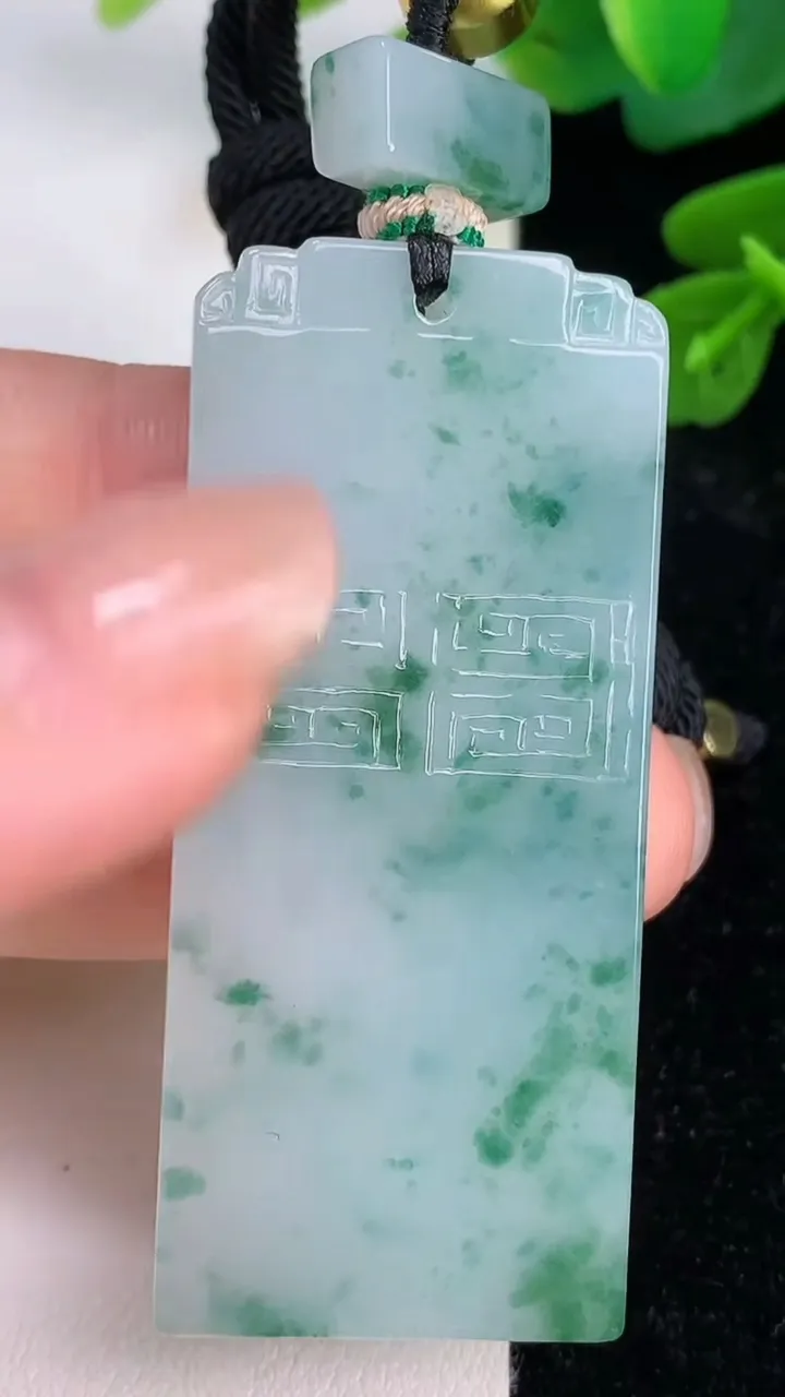 天然A货翡翠飘花仿古无事牌吊坠，尺寸52.5-23-5，重量:25.23g
7月18日