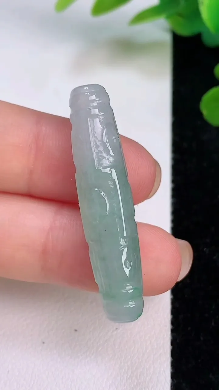 天然A货翡翠降魔杵吊坠，尺寸39.3-8.4，重量:5.71g
7月18日