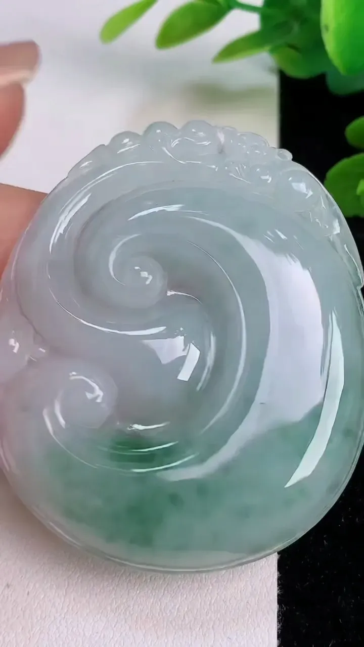 天然A货翡翠如意吊坠，尺寸55.7-47-5.8，重量:26.21g
7月18日