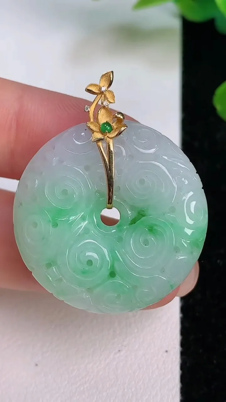 天然A货翡翠雕花平安扣吊坠，尺寸29-6.8，重量:11.06g
7月18日