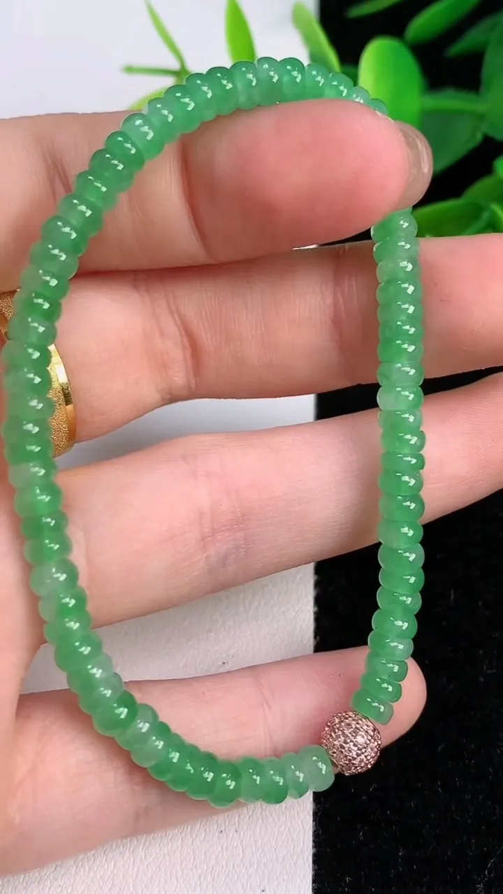 天然A货翡翠算盘珠手串，尺寸4.5-1.4，重量:8.14g7月18日
工厂直销收藏佳品,种好水足，色泽均匀，有种有色，上手高大气！