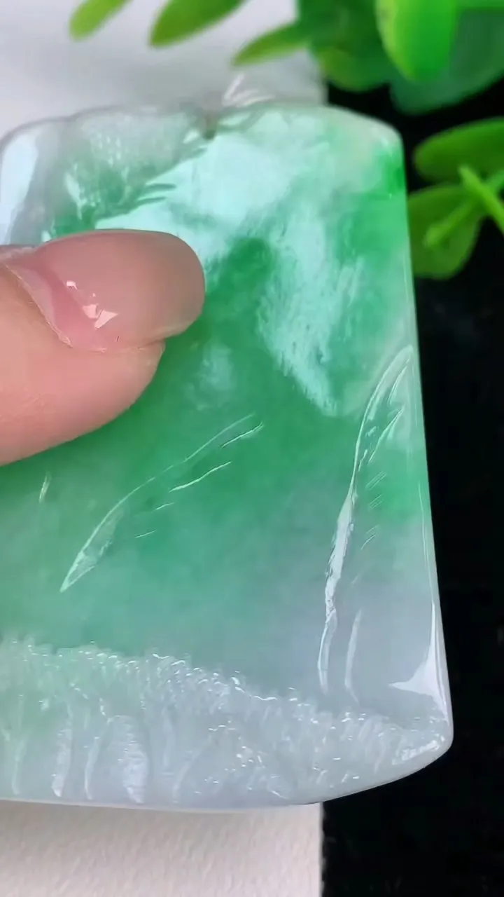 天然A货翡翠山水牌吊坠，尺寸58.2-39.4-6.5，重量:36.88g
7月18日