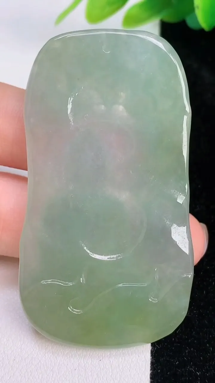 天然A货翡翠大日如来吊坠，尺寸61.4-33.6-4.3，重量:20.80g
7月18日
