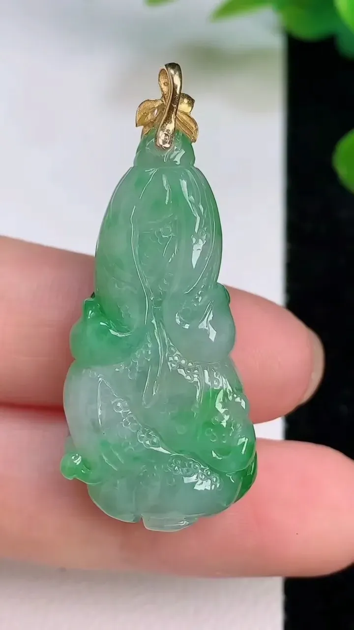 天然A货翡翠白菜吊坠，尺寸34.5-17.3-7.7，重量:8.53g
7月18日