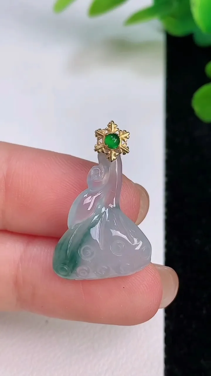 天然A货翡翠18k金飘花莲蓬吊坠，尺寸22-16-5.8，重量:2.67g
7月18日
