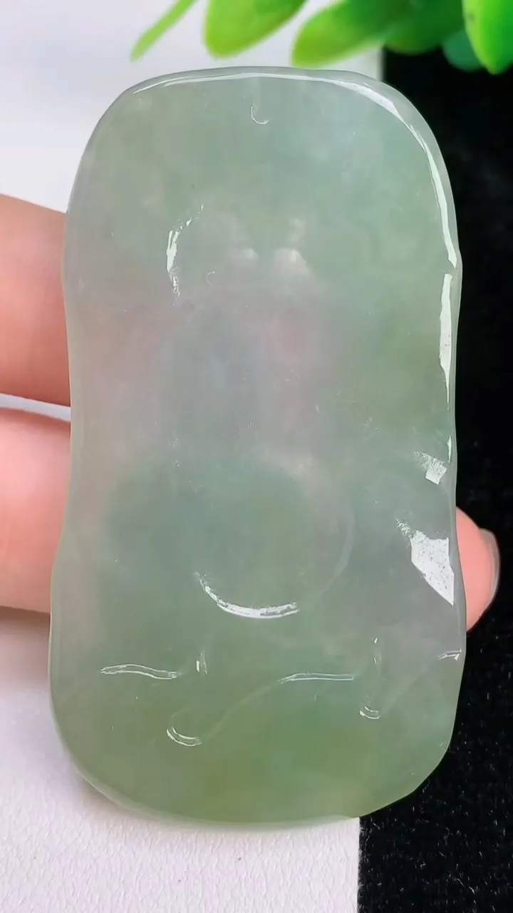 天然A货翡翠大日如来吊坠，尺寸61.4-33.6-4.3，重量:20.80g
7月18日