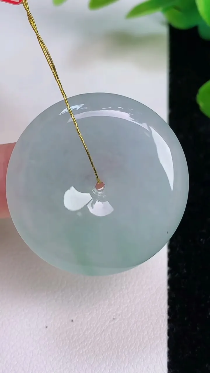 天然A货翡翠平安扣吊坠，尺寸32-5.7，重量:12.68g
7月18日