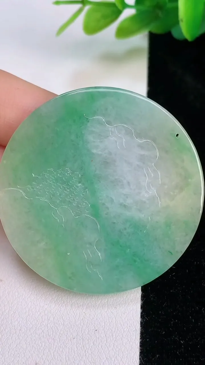 天然A货翡翠山水牌吊坠，尺寸47-5.3，重量:25.34g
7月18日