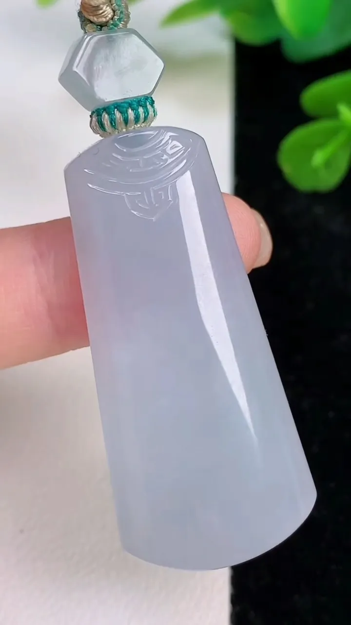 天然A货翡翠紫罗兰仿古无事牌吊坠，尺寸42-19-5.5，重量:12.65g
7月18日