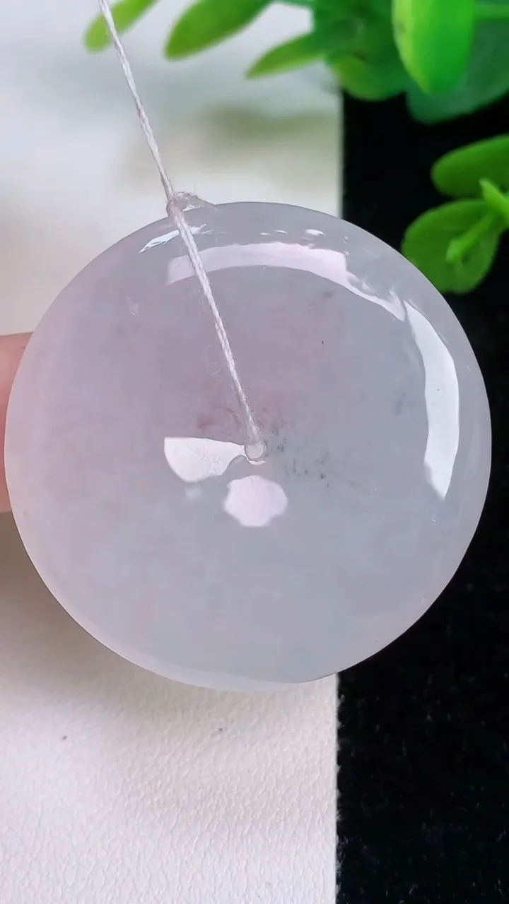 天然A货翡翠平安扣吊坠，尺寸39.6-5.6，重量:19.27g
7月18日