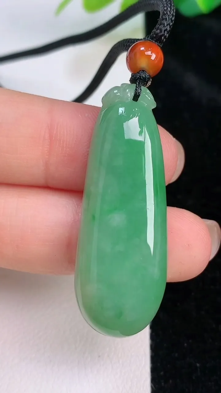 天然A货翡翠福瓜吊坠，尺寸41.8-15-6.6，重:8.82g
7月18日