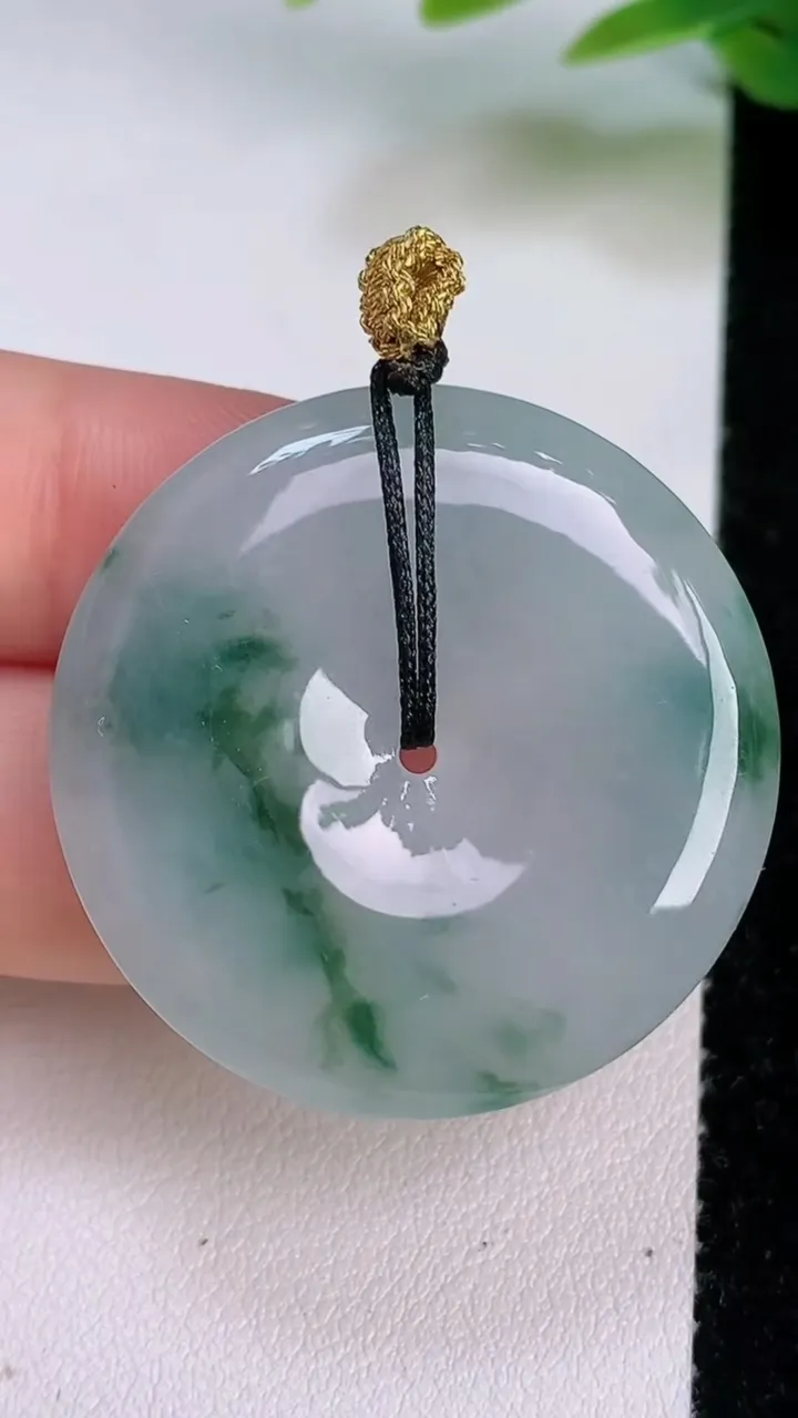 天然A货翡翠飘花平安扣吊坠，尺寸34.2-5.6，重量:14.35g
7月18日