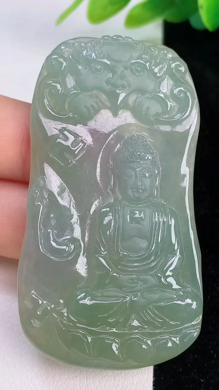 天然A货翡翠大日如来吊坠，尺寸61.4-33.6-4.3，重量:20.80g
7月18日