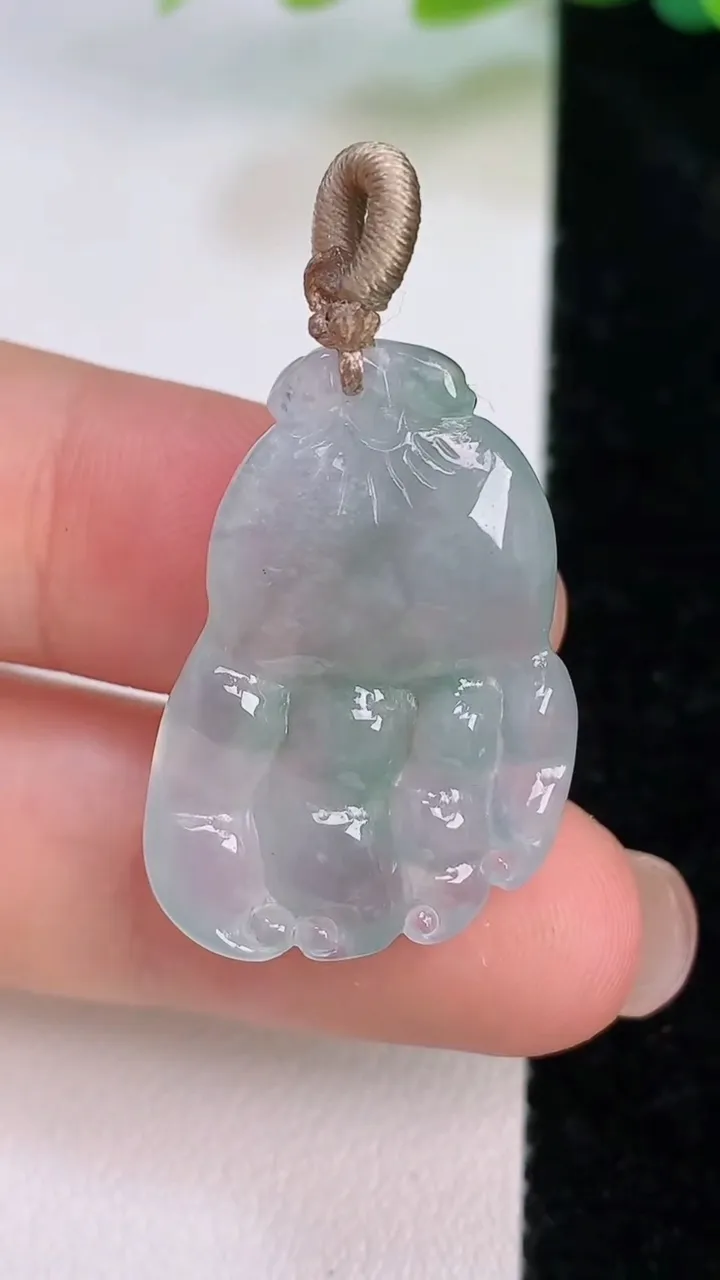 天然A货翡翠飘花佛手瓜吊坠，尺寸28.4-19.4-6，重量:5.53g
7月18日