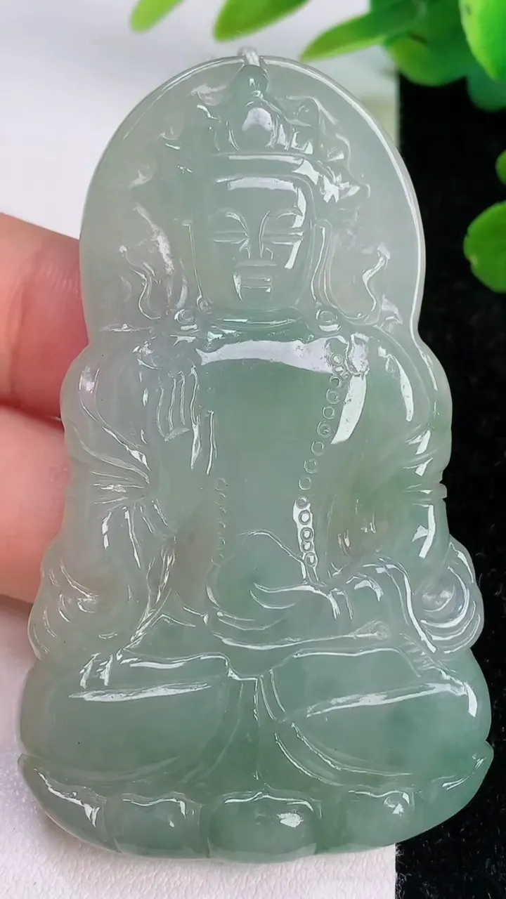 天然A货翡翠度母吊坠，尺寸66.3-39-5，重量:28.82g
7月18日