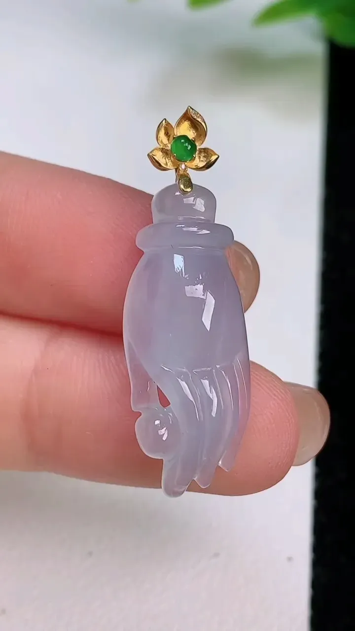 天然A货翡翠种掌上明珠吊坠，尺寸25.6-10.8-5.8，重量:2.57g7月18日
工厂直销收藏