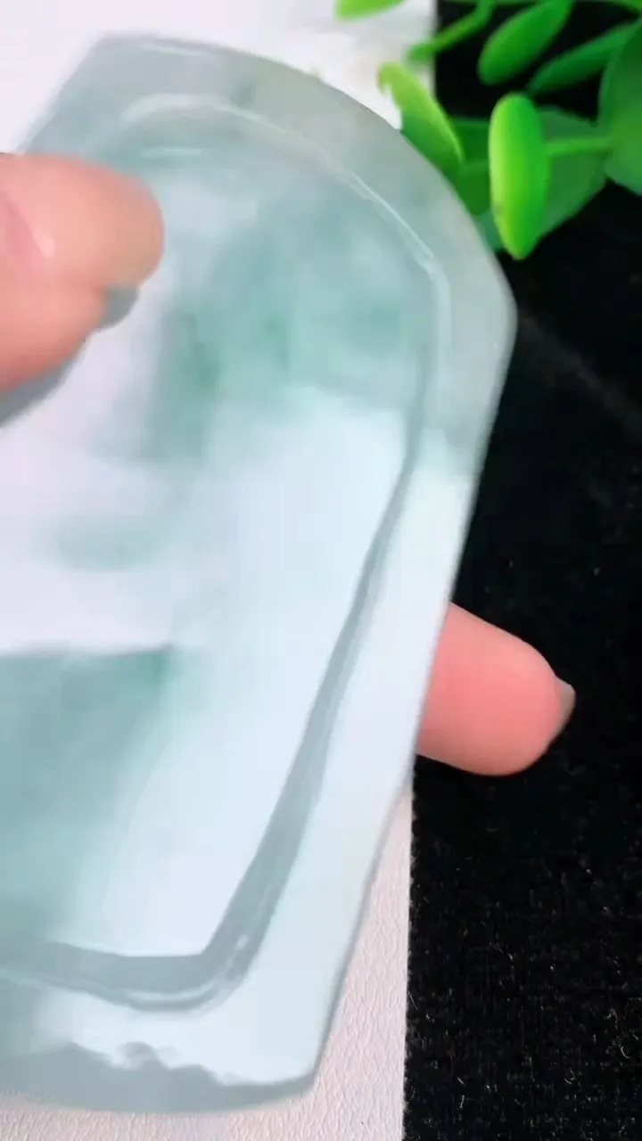 天然A货翡翠山水牌吊坠，尺寸79-52-13.8，重:112.81g
7月18日