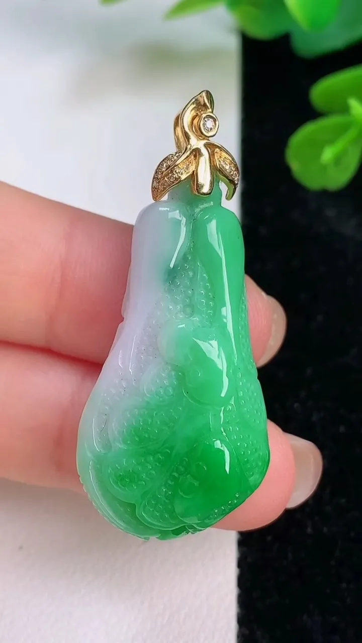 天然A货翡翠白菜吊坠，尺寸37-18.6-9.4，重量:10.28g
7月18日
