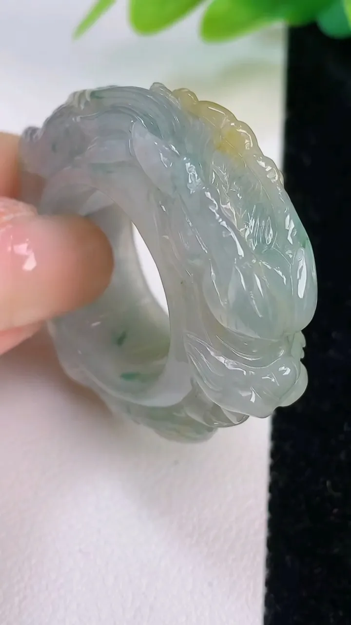天然A货翡翠双彩祥龙指环扳指，尺寸21.3-12.8-9，重:23.96g2025年7月18日
工厂直销收藏佳品,种好水足，色泽均匀，有种有色，上手高大气！