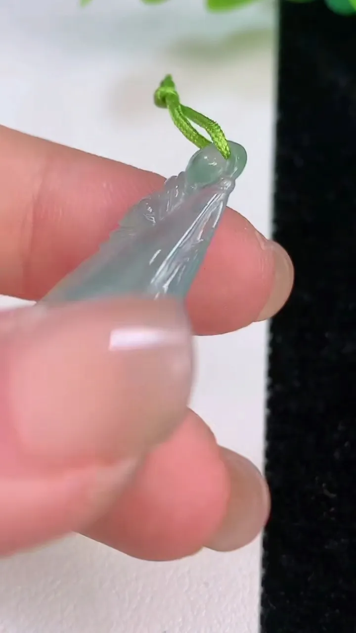 天然A货翡翠玉兰花吊坠，尺寸34.3-17.4-4.2，重量:3.26g
7月18日