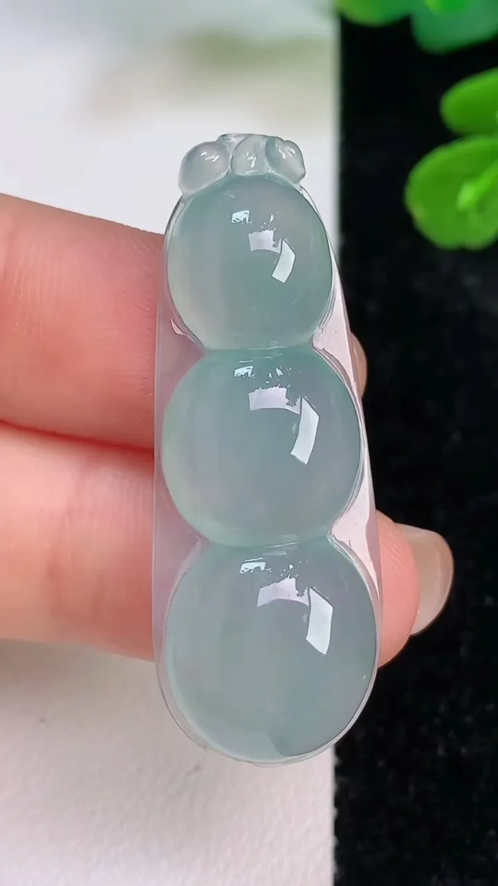 天然A货翡翠福豆吊坠，尺寸41-15.3-6.3，重量:6.83g
7月18日