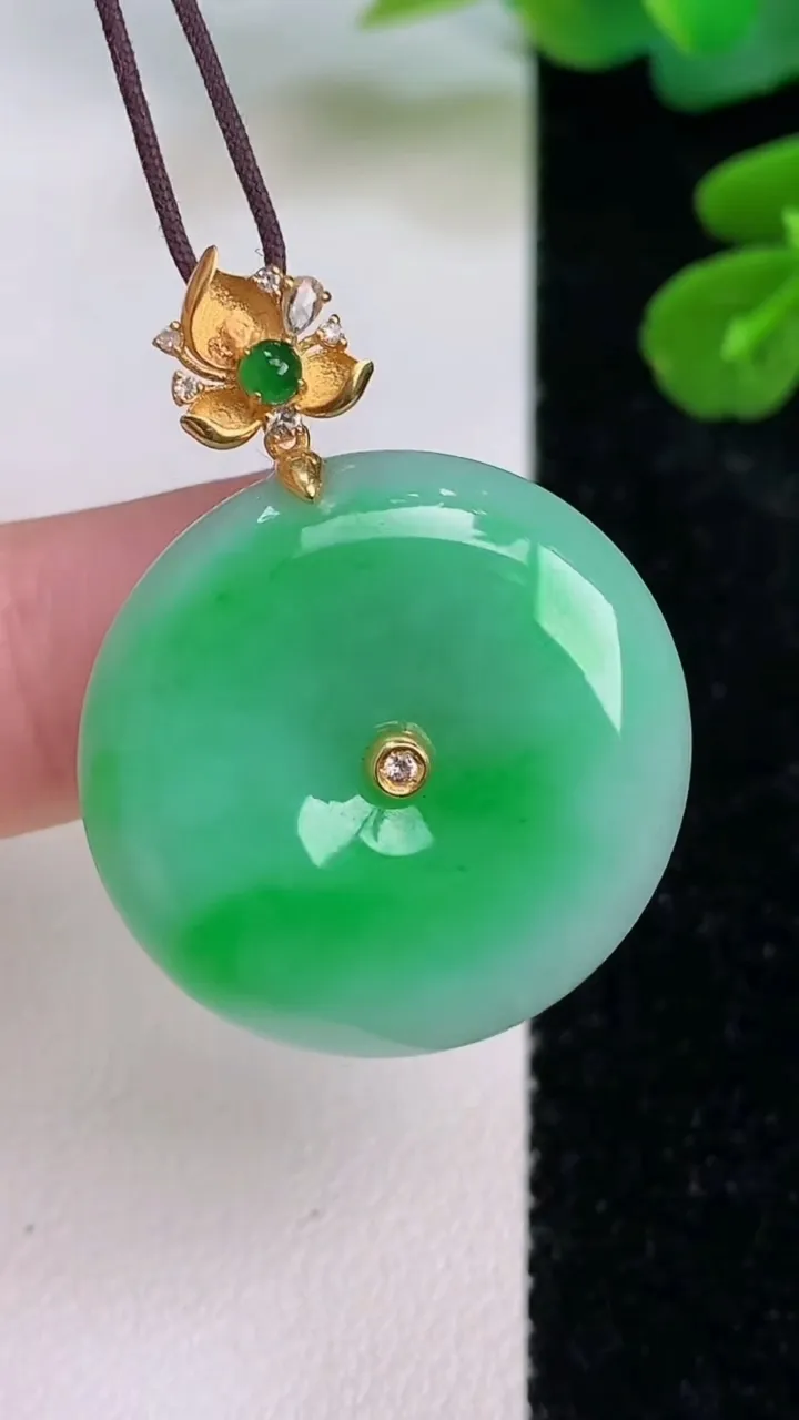 天然A货翡翠平安扣吊坠，尺寸25-5.8，重量:8.06g
7月18日