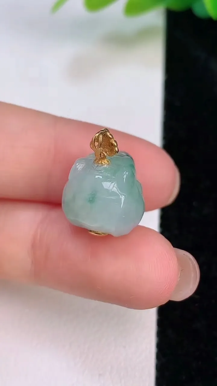 天然A货翡翠18k金飘花虎头吊坠，尺寸12.2-12.8，重量:3.84g
7月18日