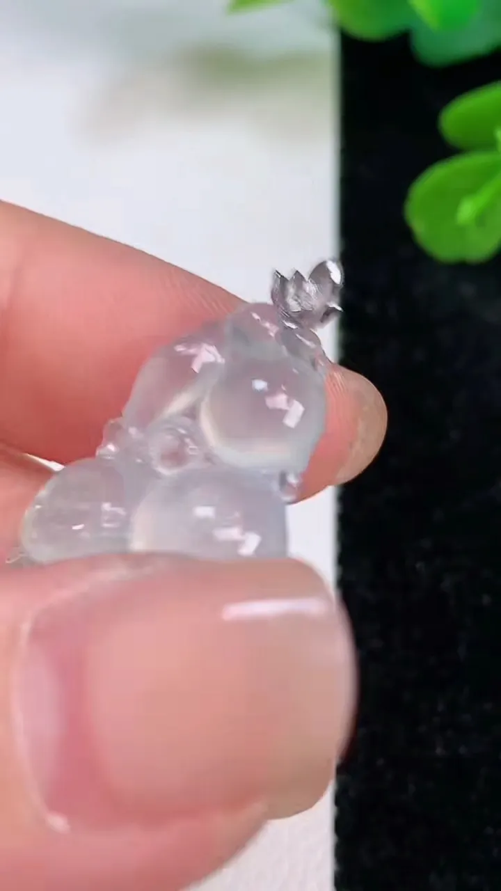 天然A货翡翠种生肖猴吊坠，尺寸28.4-18-6，重量:4.12g
7月18日