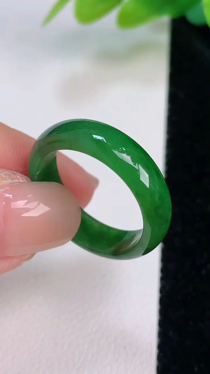天然A货翡翠戒指指环，尺寸 18.7-3-6，重:2.89g2025年7月18日
工厂直销收藏佳品,