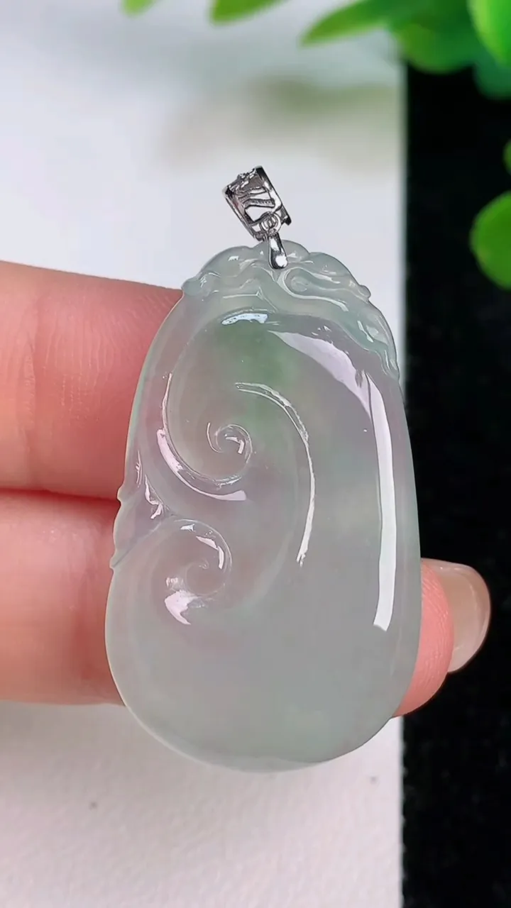 天然A货翡翠如意吊坠，尺寸33.4-20-4.3，重量:5.87g
7月18日