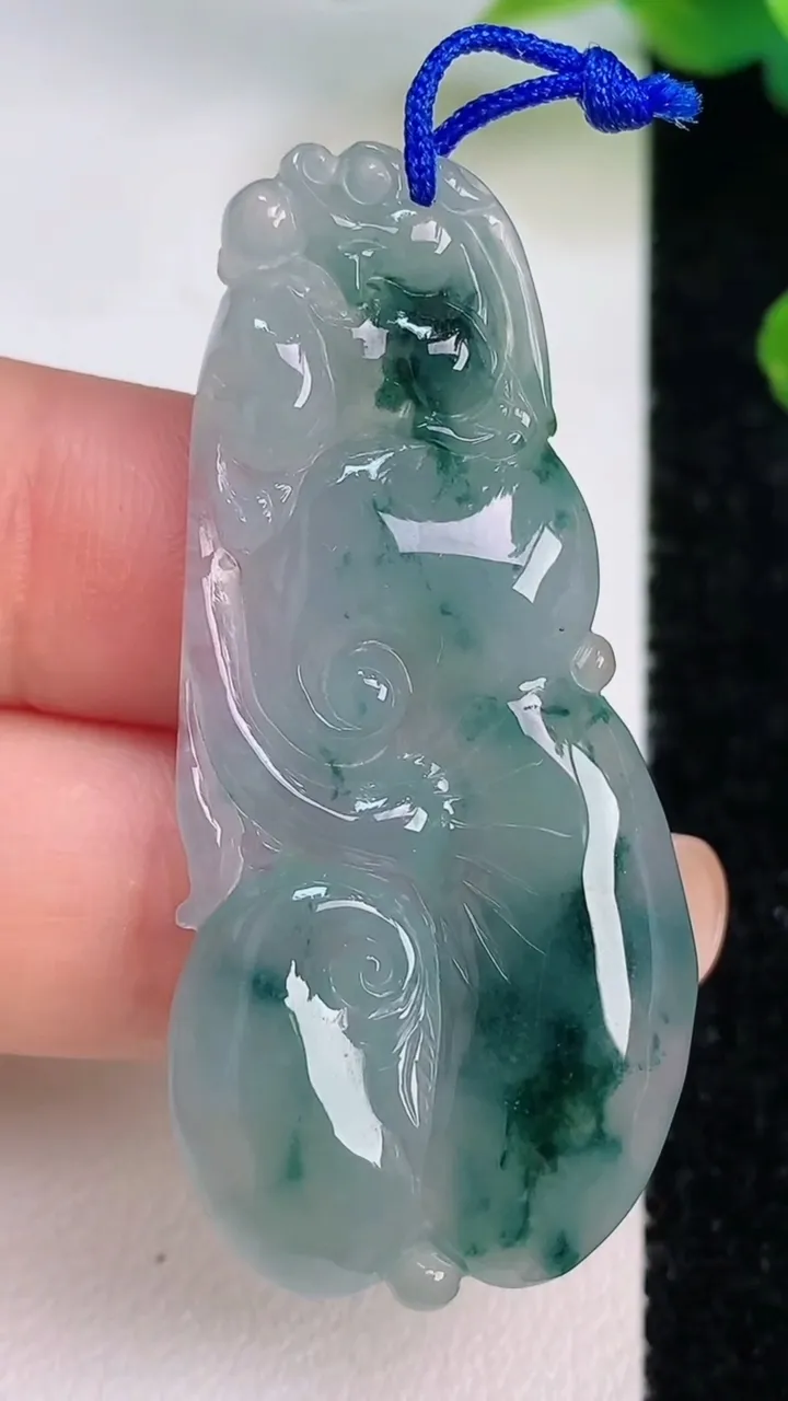 天然A货翡翠飘花如意吊坠，尺寸49-22-4.8，重量:9.61g
7月18日